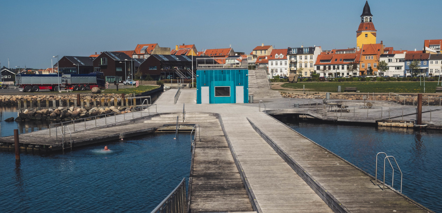 Faaborg havnebad med klokketårnet i baggrunden