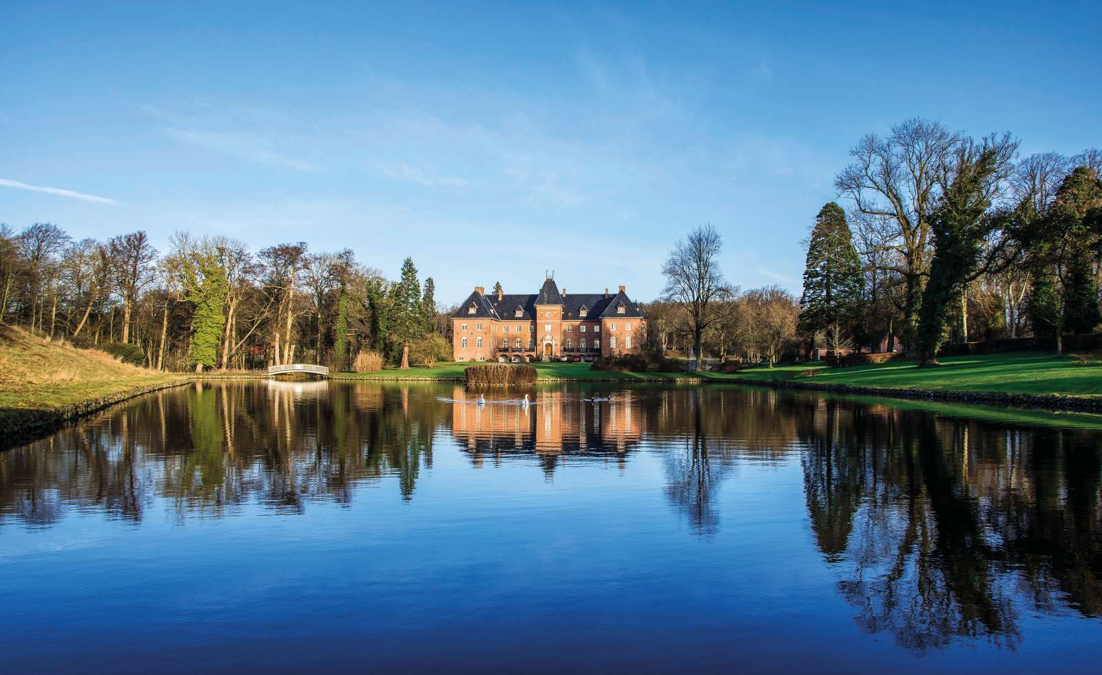 Holstenshuus ved søen