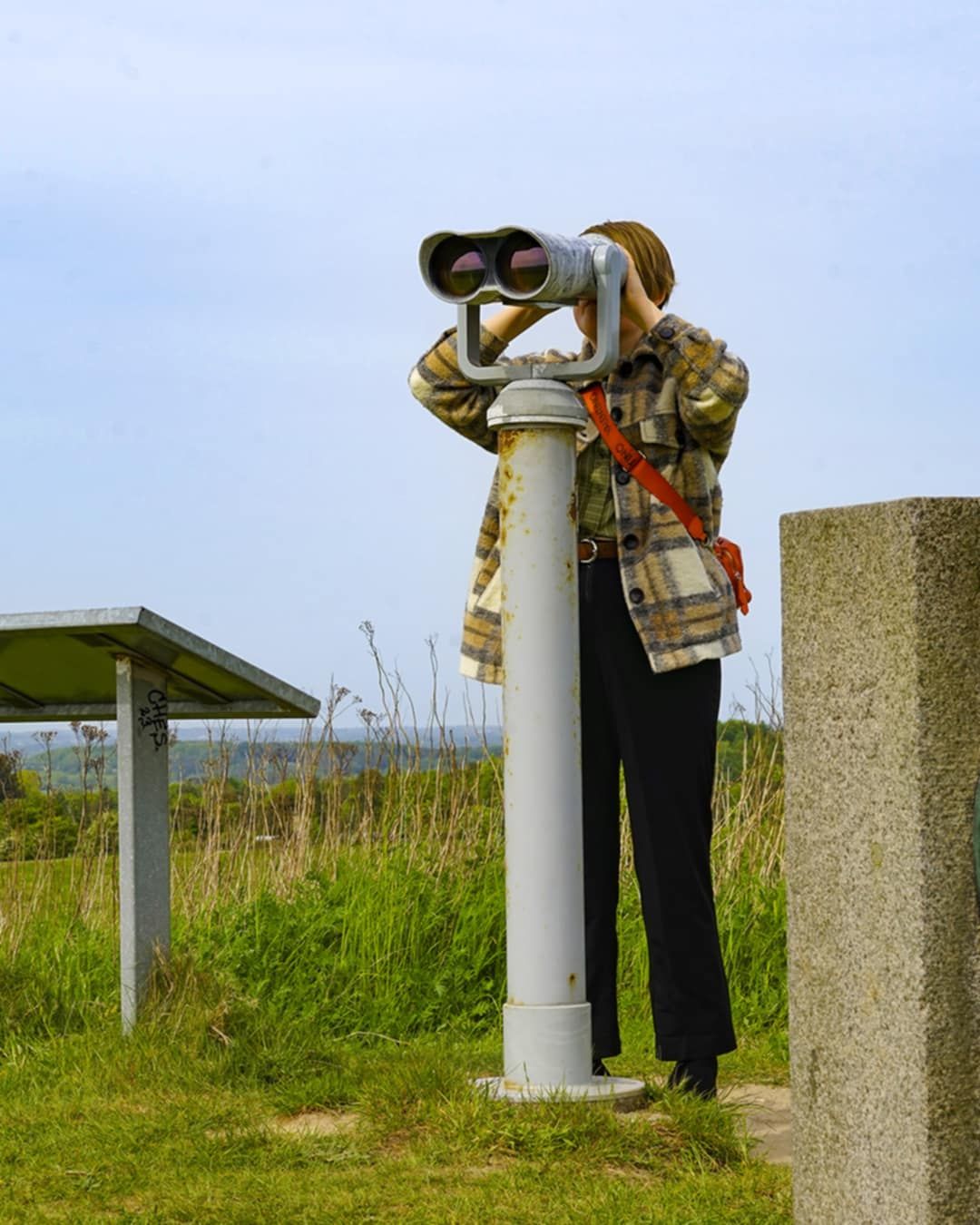Kvinde ved kikkert på Trebjerg